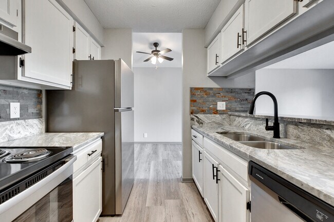 Building Photo - 3704 N 109th Plz