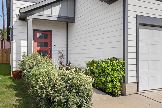 Building Photo - 15604 Ellinger Dr