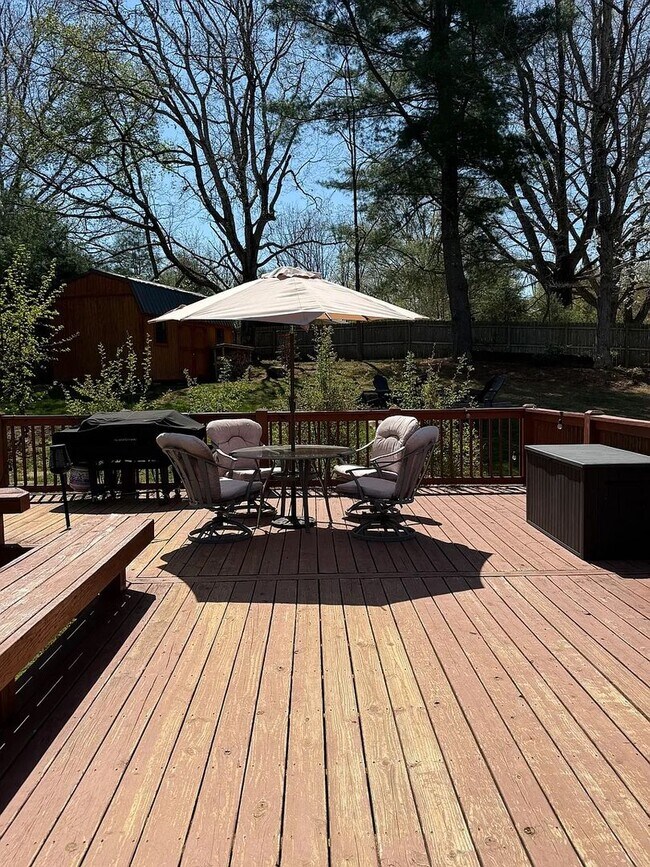 Foto del edificio - West Asheville Home with Private Fenced Yard & Spacious Layout