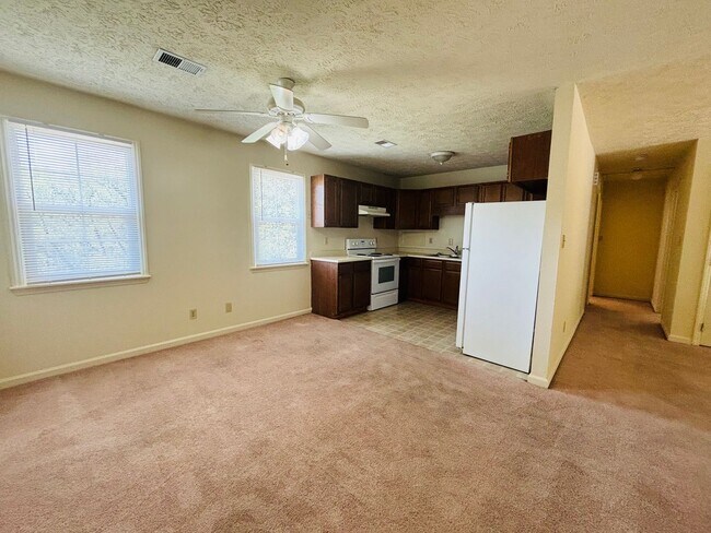 Building Photo - *Available NOW* 3 Bedroom, 2 Bath Duplex