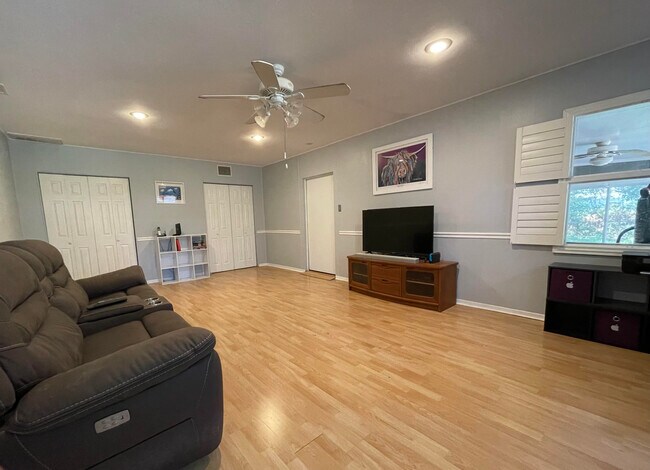 Foto del edificio - 2409 S Lois Ave