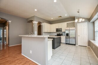 Building Photo - 4622 Forest Home Dr