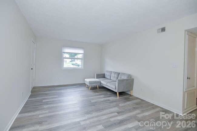 Foto del edificio - 7981 Shady Oak Trail