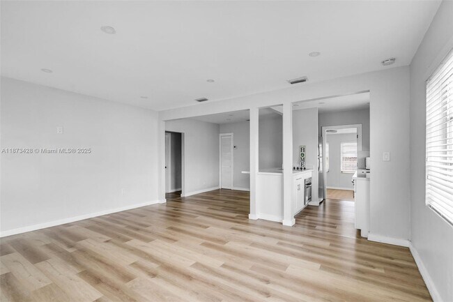 Foto del edificio - 4798 SW 1st St
