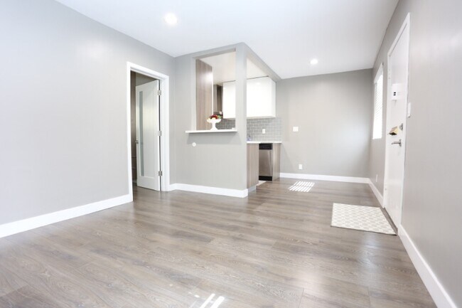 Building Photo - 1757 N Kingsley Dr