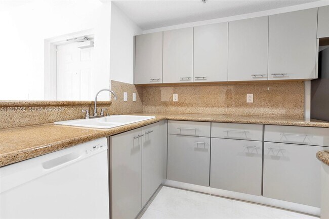 Foto del edificio - 6670 NW 114th Ave