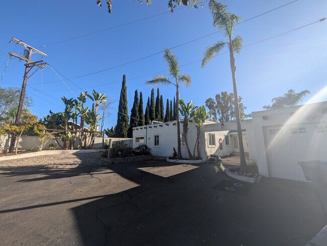 Foto del edificio - Private 2 Bedroom Plus Home in Vista!