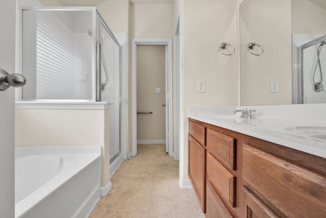 Building Photo - 4/2 in NW San Antonio available for immedi...