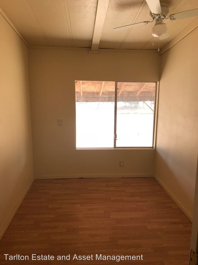 Building Photo - 4 br, 2 bath House - 945 E. Mt Whitney Ave.