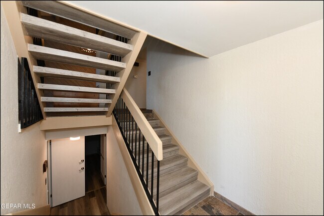 Building Photo - 5900 Mira Hermosa Dr