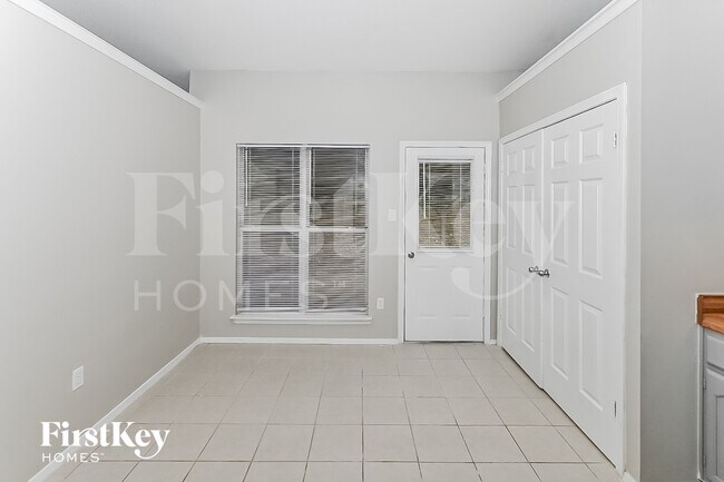 Foto del edificio - 6495 Westbury Ave