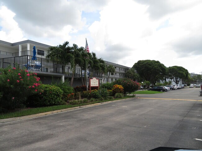 Foto del edificio - 9233 SW 8th St