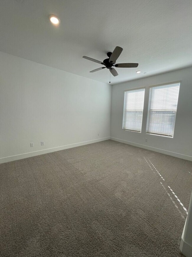 Foto del edificio - 530 W. Mahogany Lane
