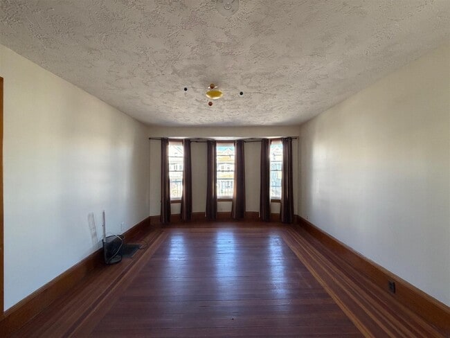 Building Photo - 1040 Broadway