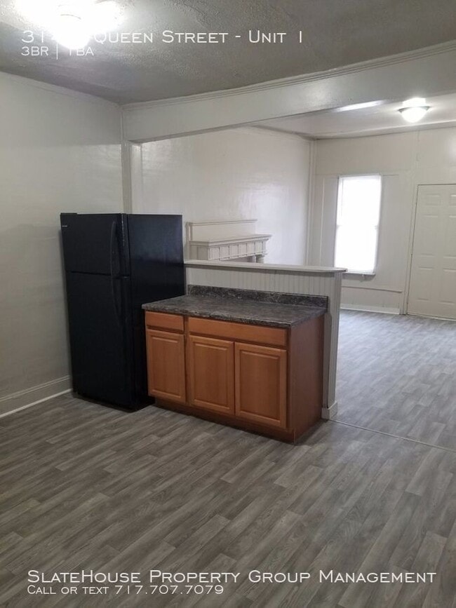 Building Photo - Great First Floor 3 Bedroom Apartment