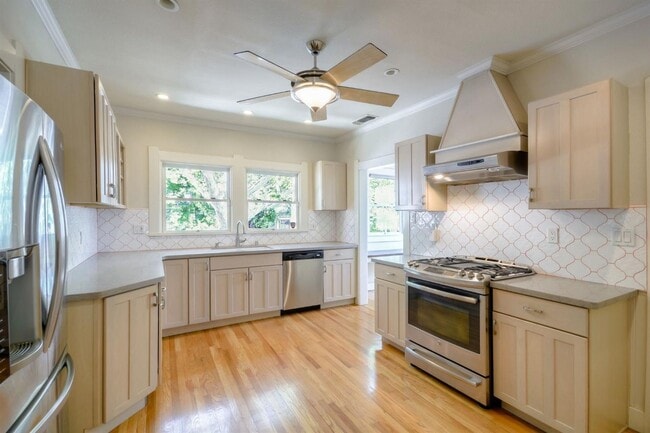 Building Photo - Mid Town 2 Bedroom 2 Bathroom 1260 Sqft. B...