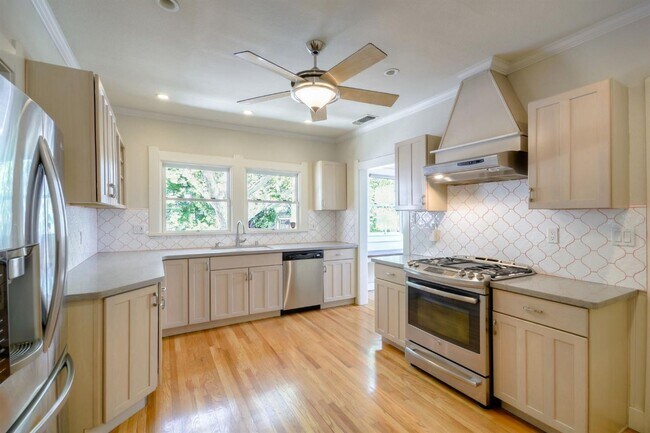 Foto del edificio - Mid Town 2 Bedroom 2 Bathroom 1260 Sqft. B...