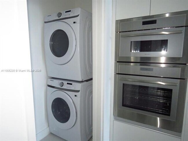 Foto del edificio - 700 NE 24th St