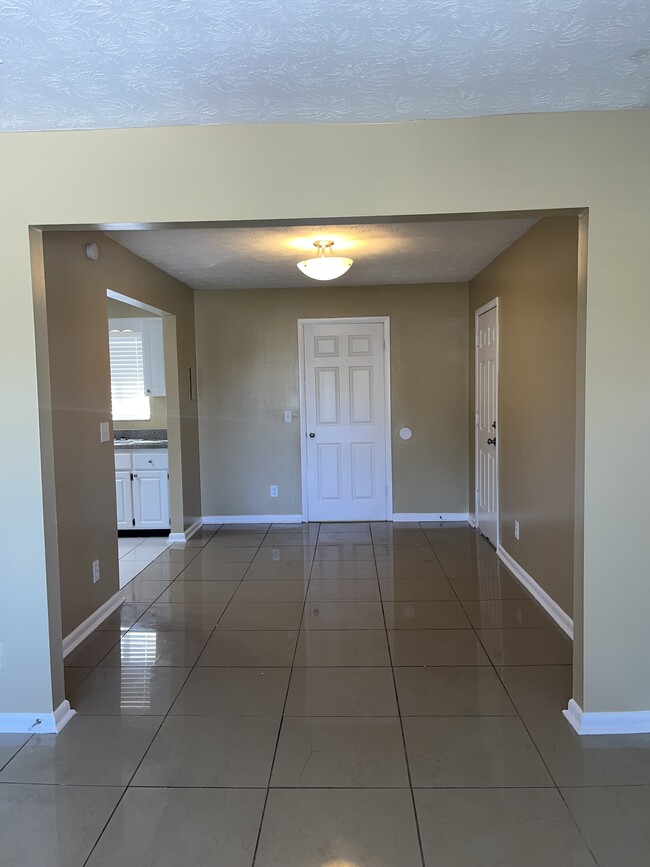 Building Photo - 7556 La Fontaine Dr