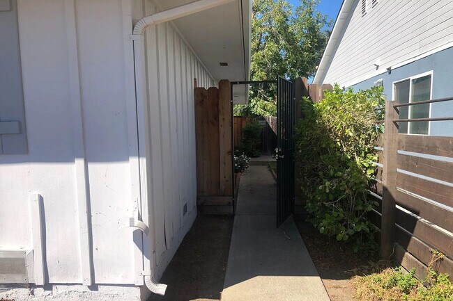 Foto del edificio - CAMPBELL - REMODELED DUPLEX with garage gr...