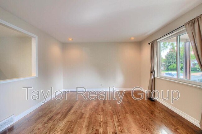 Foto del edificio - 2061 Phillips Dr