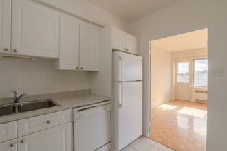 Building Photo - 3555 Chem. de la Côte-des-Neiges