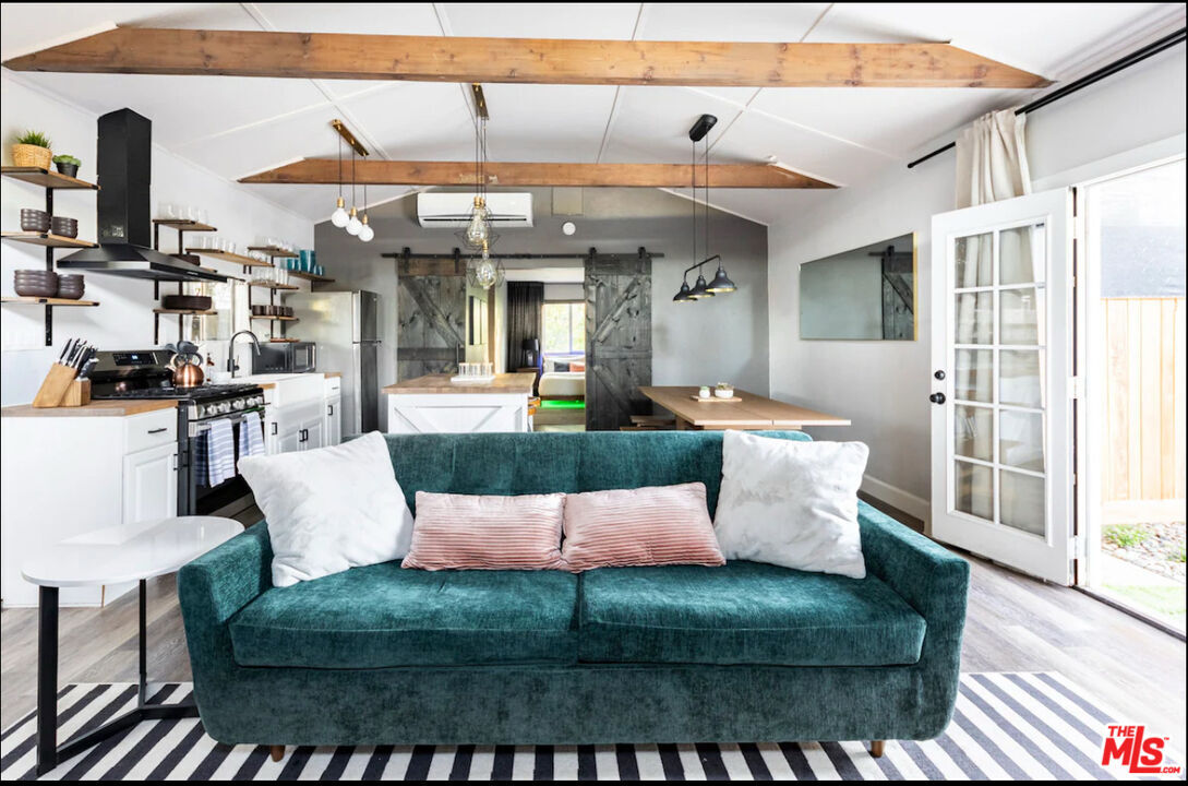 Foto principal - 6512 Coldwater Canyon Ave