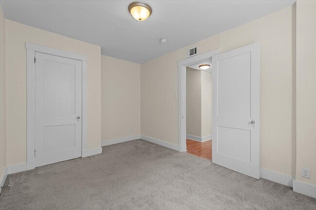 Building Photo - 915 Chartiers Ave