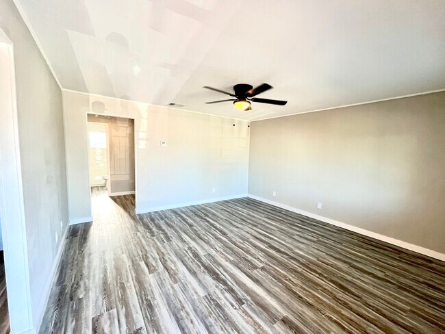 Building Photo - Sundance Apartments