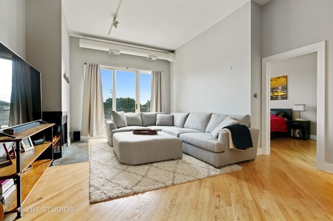 Building Photo - 2533 N Ashland Ave