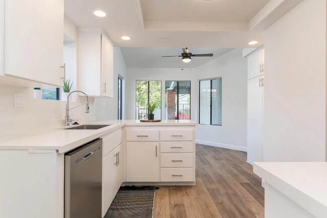 Building Photo - 3305 Vivienda Cir