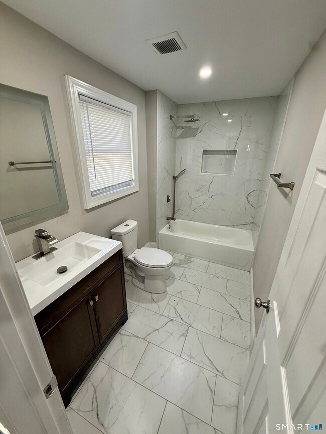 Building Photo - 414 Wood Ave