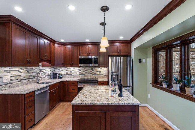 Building Photo - 9900 HEMLOCK WOODS Ln