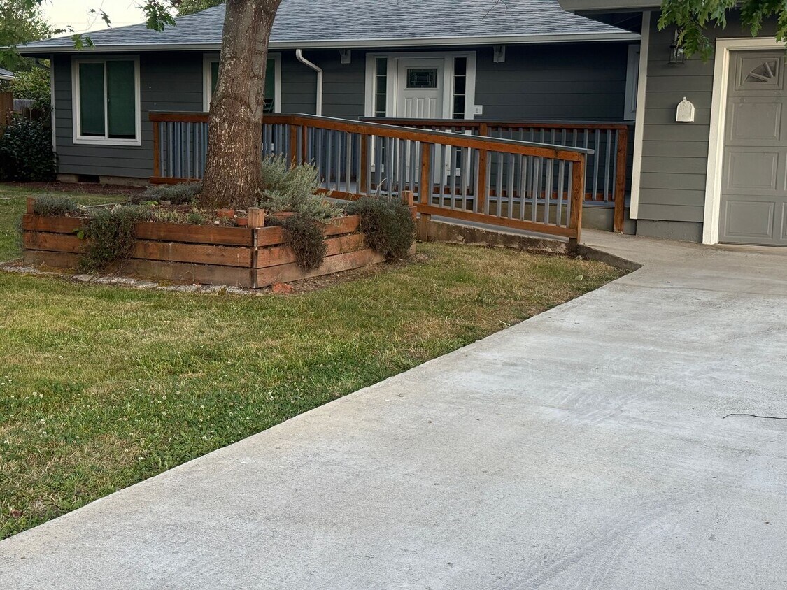 Primary Photo - 4 bed 2 bath Adult Foster Care Home, Purpo...