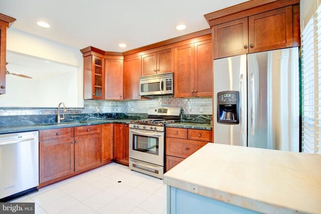 Building Photo - 1249 Quaker Hill Dr