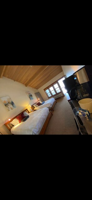 Building Photo - 18575 SW Century Dr