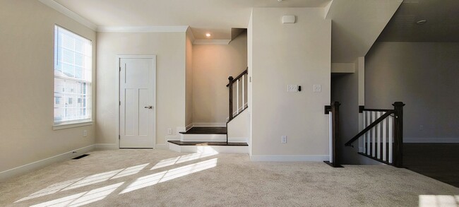 Foto del edificio - Brand new 3 story Townhome in Centerpointe...