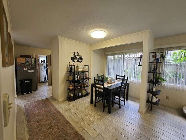Building Photo - Split Ac, private yard and Walk to Downtown