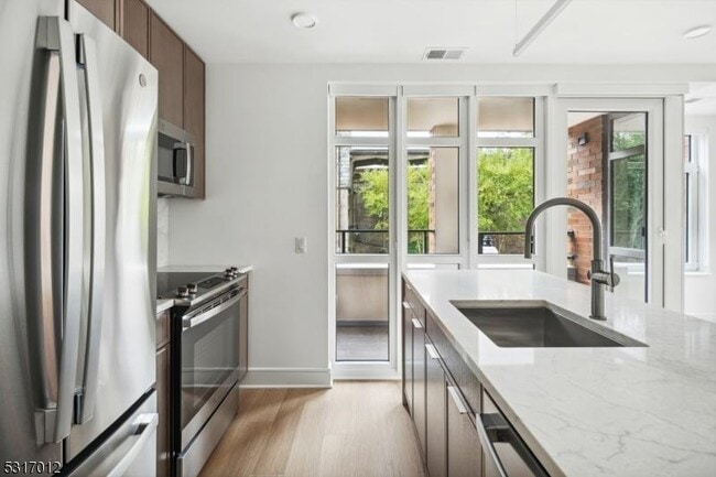 Foto del edificio - 14 Lincoln Pl