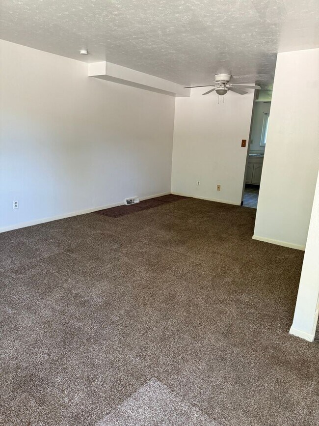 Building Photo - Euclid 2 Bedroom Townhome