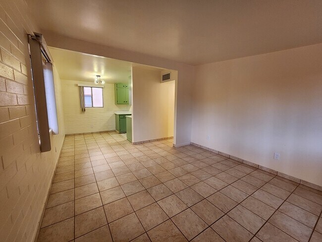 Foto del edificio - 2642 N Santa Rita Ave