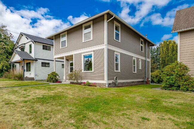 Foto del edificio - Sought-after 5-Bedroom Pet Friendly Home i...