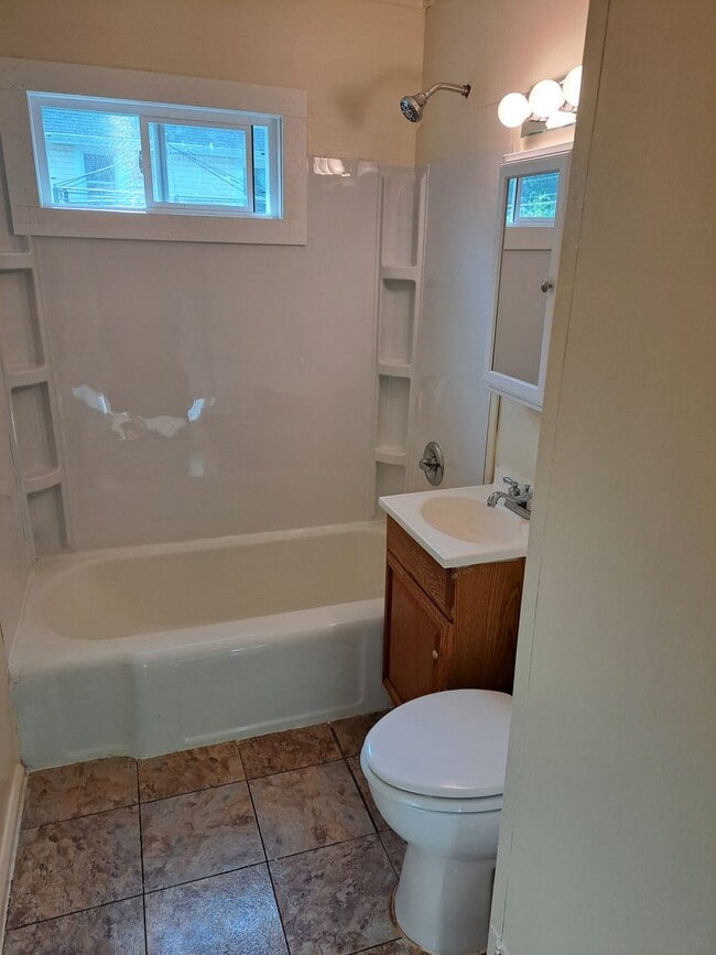 Building Photo - 2 BR House near Parkview Hospital Randallia