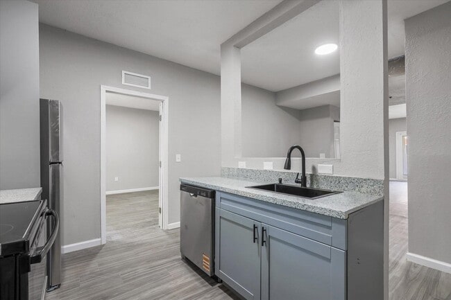 Building Photo - 401 Putnam Dr