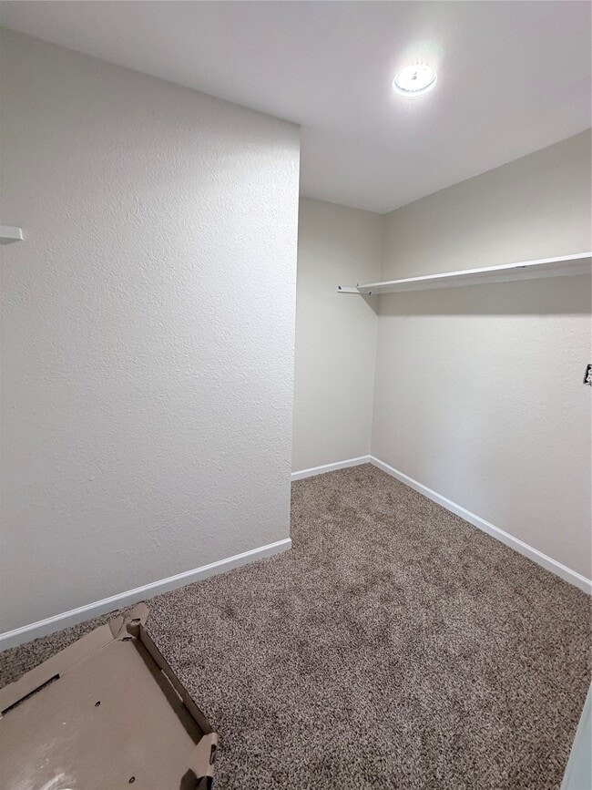 Building Photo - 2915 Creston Dr