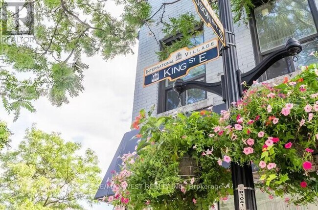 Photo du bâtiment - 121 King St E