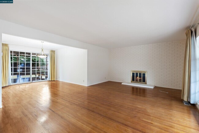 Foto del edificio - 2201 Quiet Pl Dr