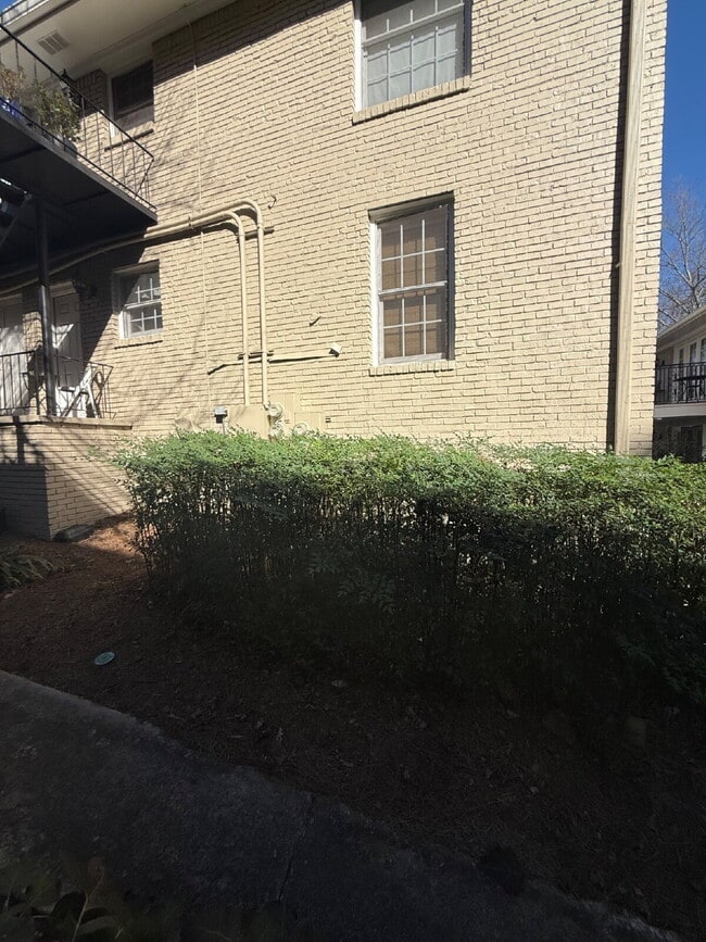 Foto del edificio - "Charming 2-Bed Condo with Hardwood Floors & Pool Oasis in Vibrant Atlanta!"