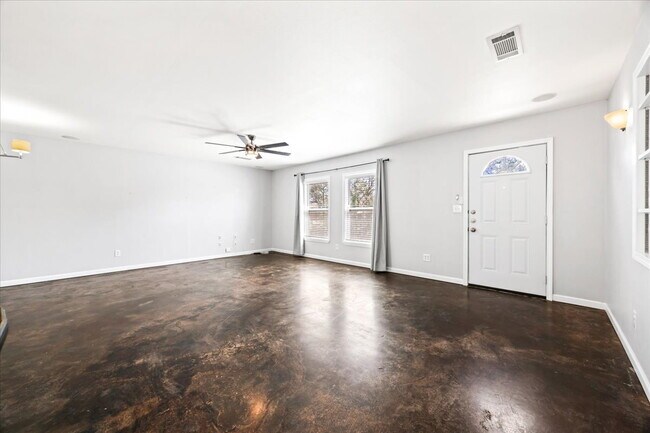 Foto del edificio - Beautiful 2 Bedroom, 2 Bath Home in Guard-...