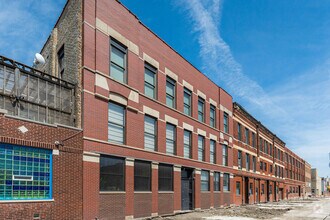 Building Photo - 2120 W Grand Ave